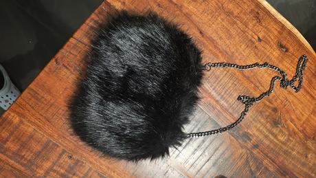 Kožušinová večerná spoločenská kabelka,