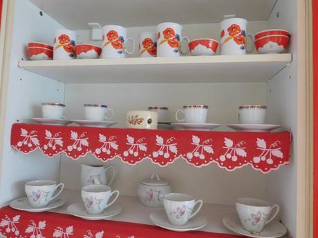 Šálky nekompletné sady,,