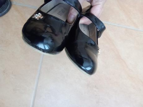 Čierne lakovky pre malú dámu, 32