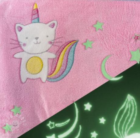 Deka svietiaca v tme s menom,