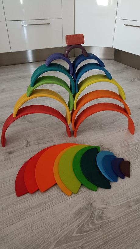 Drevená dúha s farebnými poloblúkmi,