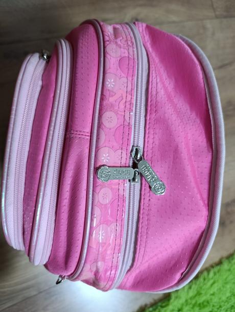 Skolska taska alica v krajine zazrakov,