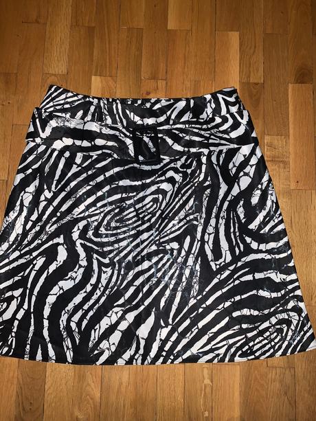 Čierna sukňa so zvieracím vzorom, m