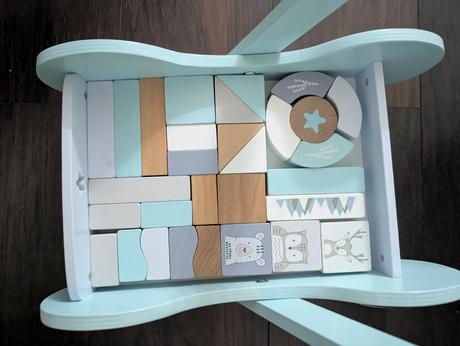 Dreveny vozik s kockami, 