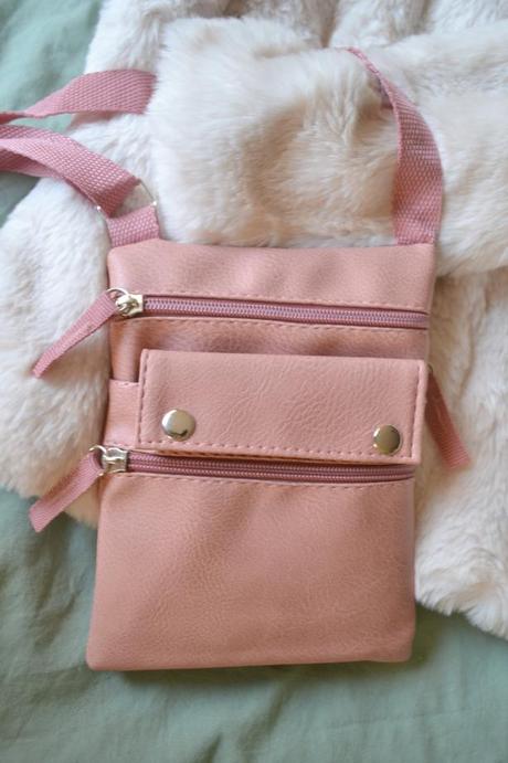 Púdrovo ružová crossbody nastaviteľný trak,