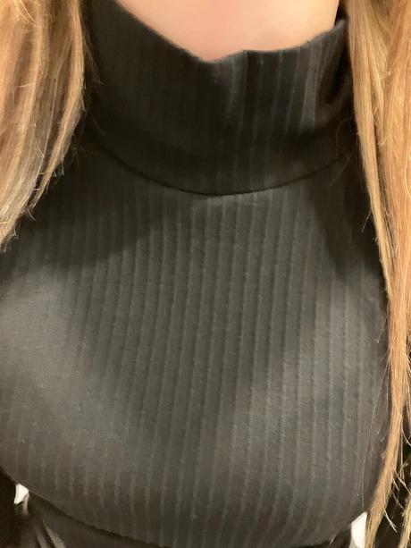 Šaty z vrúbkovaného materiálu, s