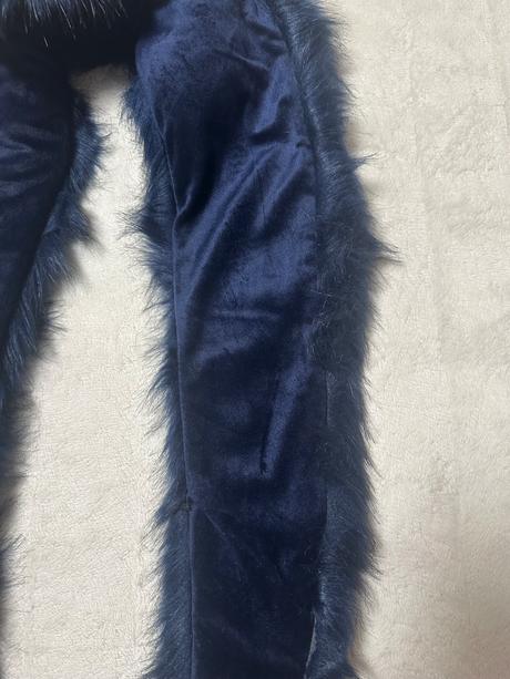 Tmavomodrý golier z umelej kožušiny reserved, reserved