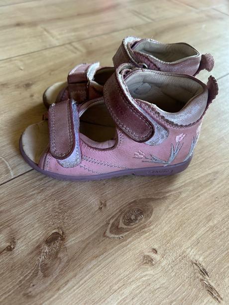 Supinaované kožené sandáliky, 23