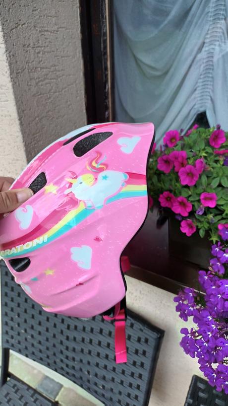 Kvalitná blikajúca značková prilba m 53-58 cm, m