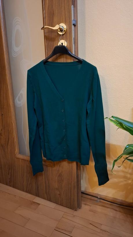 Tmavo zeleny svetrik na gombiky, s