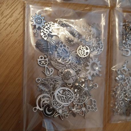 4 balenia priveskov na tvorbu (200ks),