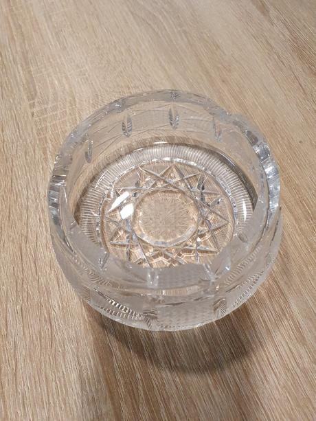 Kryštálový popolník,