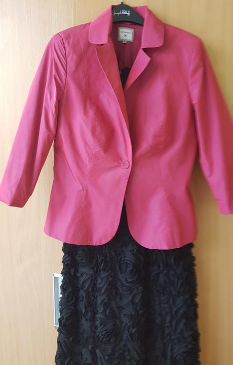 Značkové šaty, 36