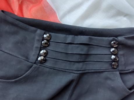 Čierne legíny s ozdobnými gombíkmi, m