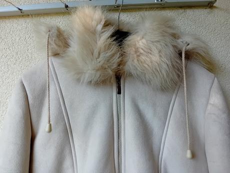 Bielo-krémový kabát s kožušinou a s kapucňou, xl