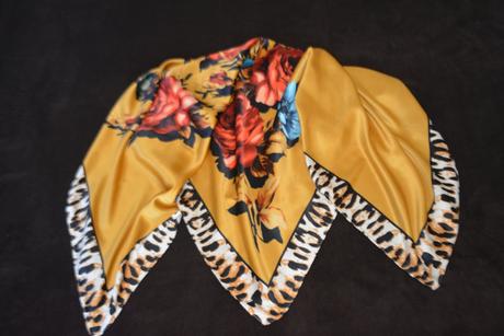 Kvetovaná hodvábna šatka 90x90cm,