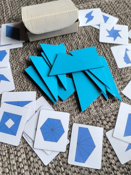 Montessori pomôcka modré trojuholníky, 