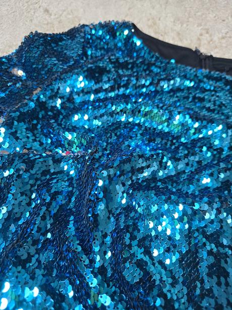 Modre flitrovane saty, 36