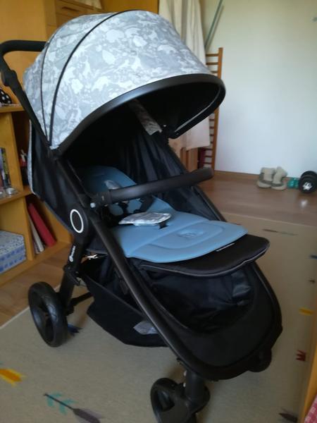 Dcérka ešte nesedí a má asymetriu. Môžem ju dávať do športového kočíka?