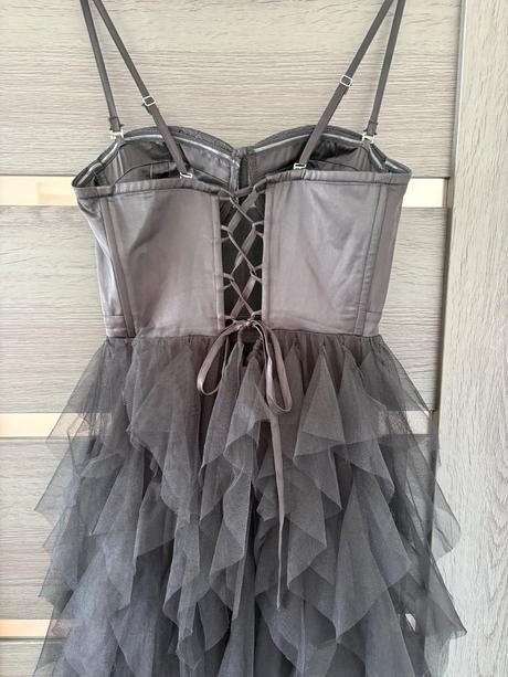 Čierne volánové šaty, l