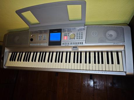 Predám yamaha dgx-305 portable grand, 76 klávesov, 