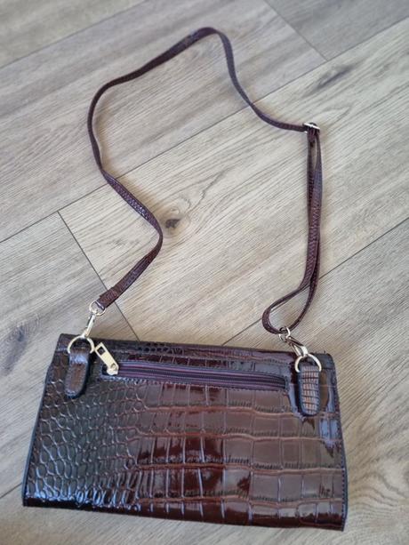 Hnedá lakovaná listová kabelka, 