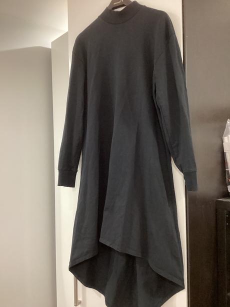 Atypické cierne šaty, vzadu dlhšie, 36