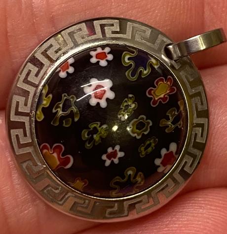 Nádherný prívesok s muranskym sklom,