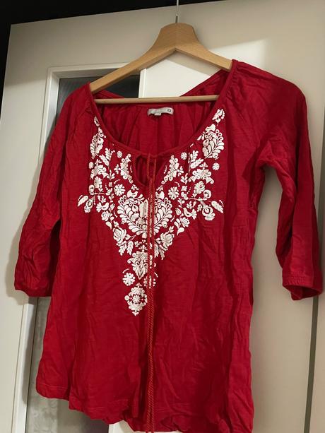 Červené folklórne tričko, 38
