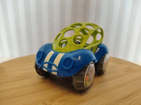 Tmavo modré autíčko oball, rattle&roll, 11,5 cm,