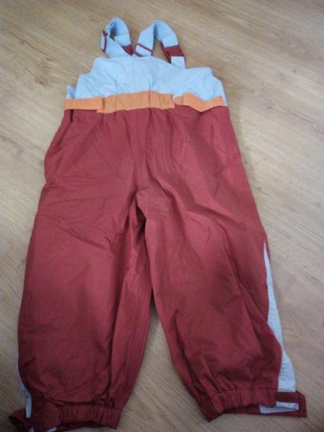 Nohavice do dažďa, 98