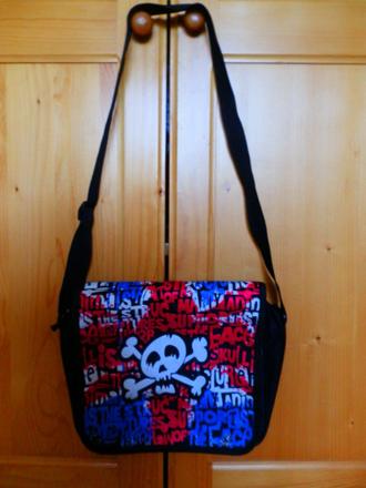 Taška cez plece lebka,