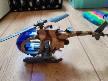 Vojenský vrtuľník so zvukmi, 