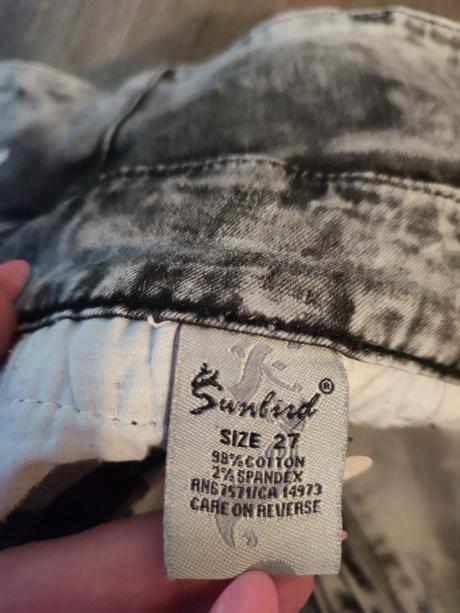 Minisukňa s vyšším pásom, sedí na s, s