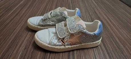 Trblietavé tenisky, 30