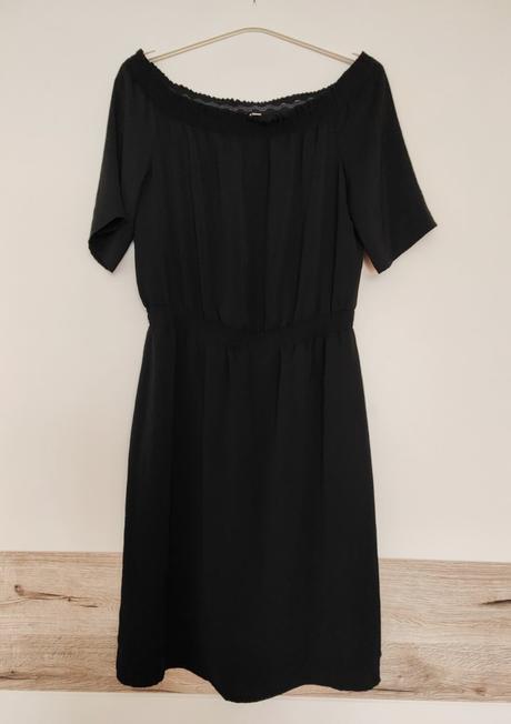 Čierne šaty s odhalenými ramenami, m