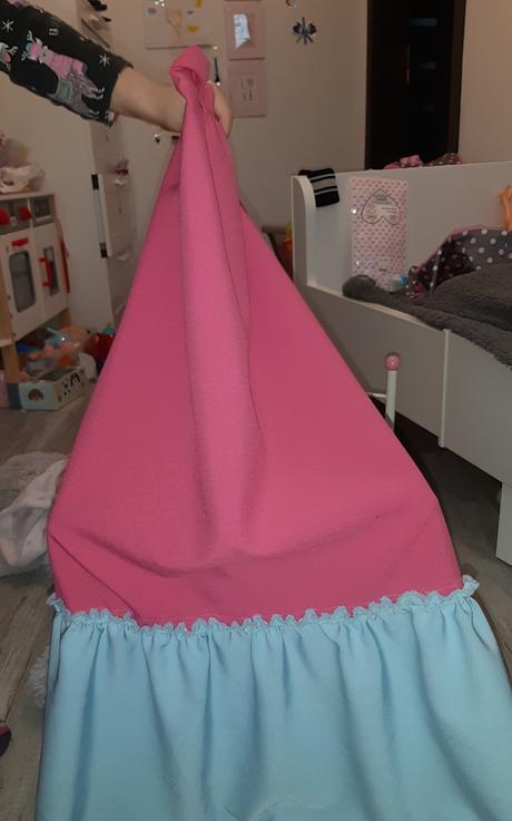 Koliska s baldachynom a perinkou, 