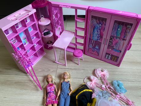 Barbie rozkladacia skrina s barbie a doplnkami,