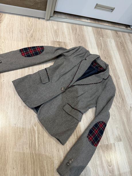 Sako gate woman, gate,s