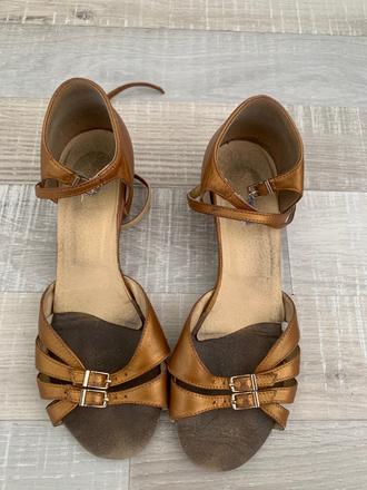 Tanečné topánky, 40