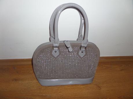 Kabelka s perličkami, 