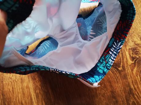 Kraťasoveé plavky, 98