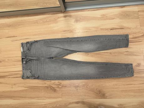 Niekolko roznych dzinov, 34