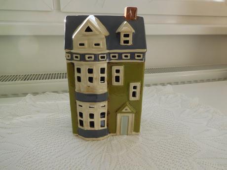 Keramický svietnik domček v zelenom prevedení, 