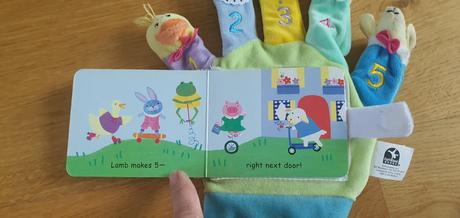 Prstove postavicky s knizkou na vyucbu cisiel v an, 