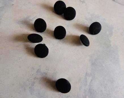 Látkou obtiahnuté gombíky / 17 ks,