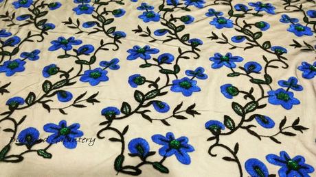 Krajková látka -kvietky modré- cena za 10 cm, 