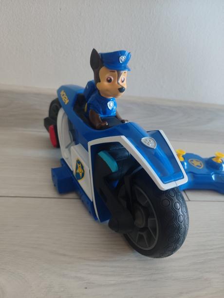 Chase s motorkou na diaľkové ovládanie, 