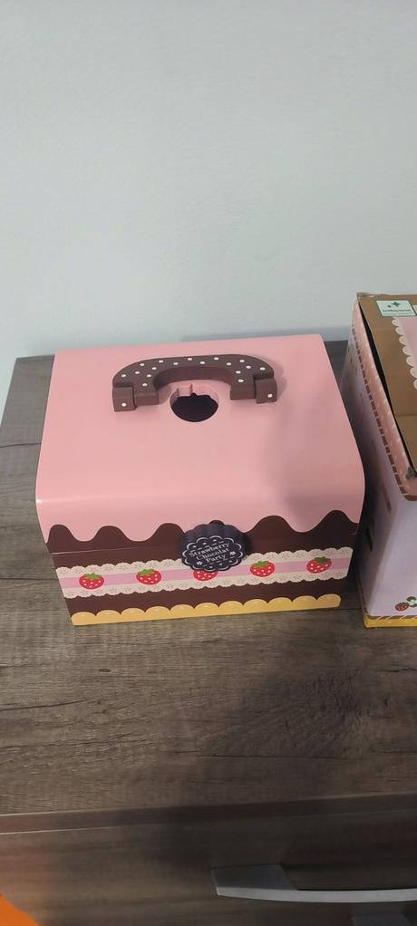 Drevený kufrík s cukrovinkami, 