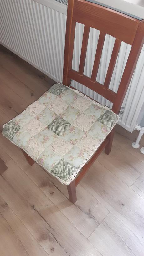 Jedálenský stôl a 4 stoličky, 